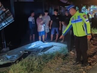 Kecelakaan Karambol di Bumiayu Brebes: Truk Tronton Tabrak Motor, Mobil Box hingga Tembok Rumah