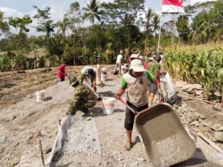 Program Bakti TNI AD, Jalan Rabat Beton di Tirtomoyo Baru Rampung 55 Persen, Sumur Bor Triwarno Capai 25 Meter